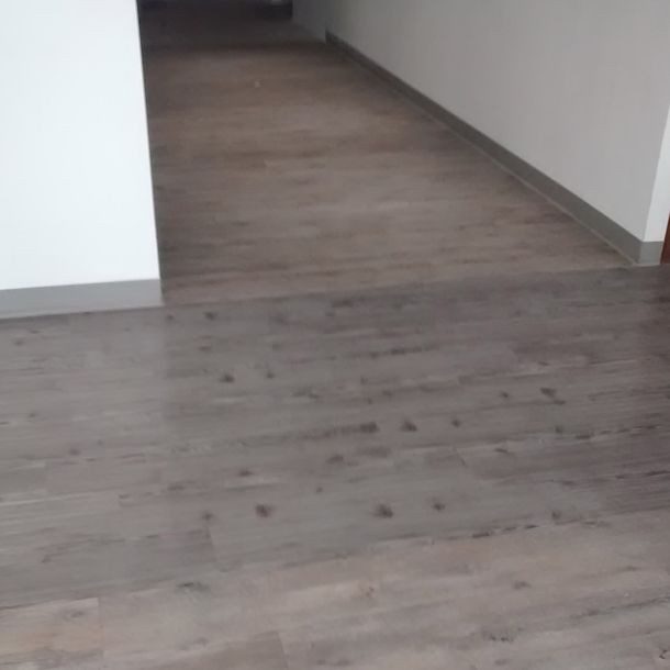 ZOCLO COEXTRUIDO GRIS MAR 10.16CM METRO LINEAL VINYLASA